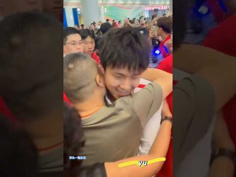 看到爸妈的这一刻，笑得好幸福，转身之后，爸妈都低头看了他的脚。都过去了，以后都会一帆风顺。接机的是卷毛，草莓熊，牛牛。 #pingpong #tabletennis #cute #王楚钦
