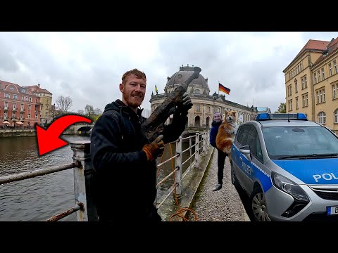 Magnet fishing in the center of Berlin: It's Incredible