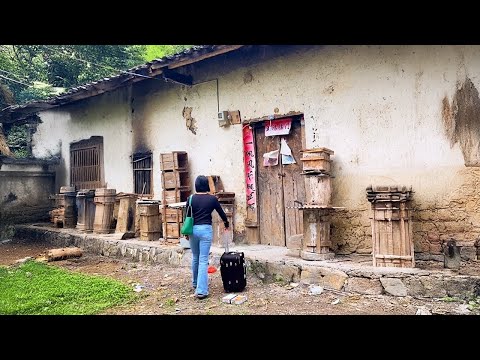 Divorced Woman Renovates Abandoned House in the Woods and Builds Beautiful Outdoor Kitchen