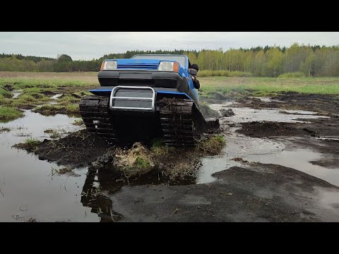 Гусеничный вездеход на торфяном болоте.