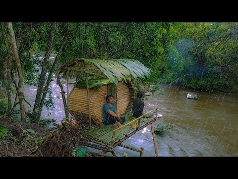 CAMPING IN HEAVY RAIN, BUILDING A HANGING SHELTER WHILE THE RIVER IS OVERFLOWING