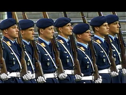 Preußens Gloria/Yorckscher Marsch: Drillteam Wachbataillon/Stabmusikkorps Bundeswehr - Marschmusik