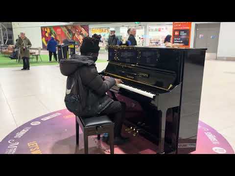 London Installs a New Piano & I ROCK It During Christmas Season 