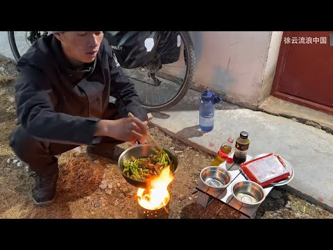 骑行阿里中线，一整天见不到一个人太荒凉了，还好在沼泽里找到一个水井房可以住下