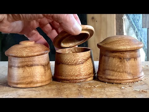 Richard Raffan turns a run of three crossgrain boxes