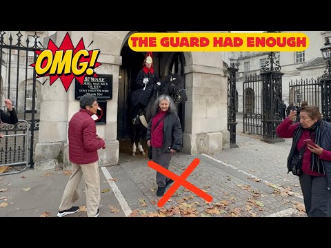 😡King’s Bodyguard Loses Patience with Clueless Tourists Over the White Line 