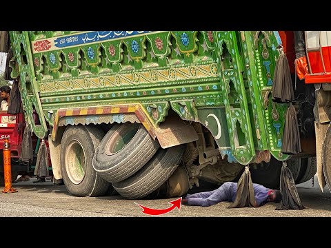 Emergency Repair of 2 Accidentel trucks on the Roadside // Pakistani Trucks