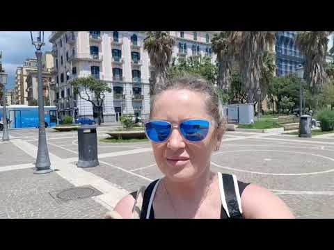 Салерно, набережная.Покупки выходного  дня.