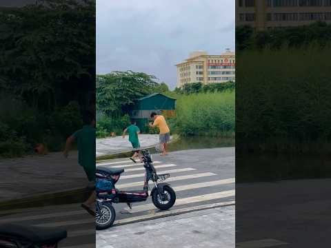 Thả diều cậu nhóc tuột tay suýt mất diều #kite #layangan #patang #pipa在台灣 #uçurtma