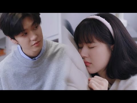 Duan Jiaxu came to Sang Zhi's house to be a tutor, and she immediately hid in the sofa out of shynes