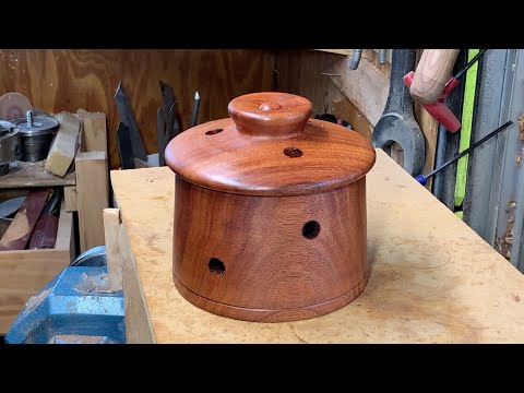 Richard Raffan turns a garlic container for the 19th. 4-Ways project