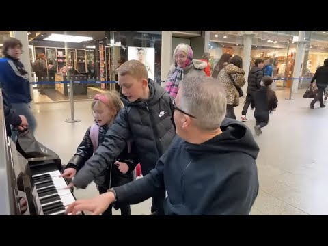 Youngsters Surprised By Boogie Woogie During LIVESTREAM