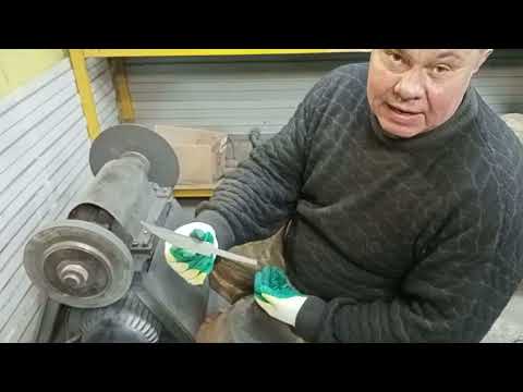 Выведение плоских спусков клинка на наждаке.