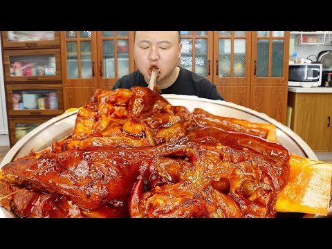 Ah Qiang's spicy braised beef trotters are stewed until tender and chewy!