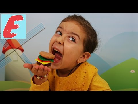 ემილია პლასტილინით აკეთებს გამბურგერს