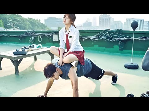 شبح بتتنكر على شكل طالبه جميله وبتروح المدرسه عشان توقع اجمل شاب فحبها وتقدر ترجع لعالمها ملخص(كامل)