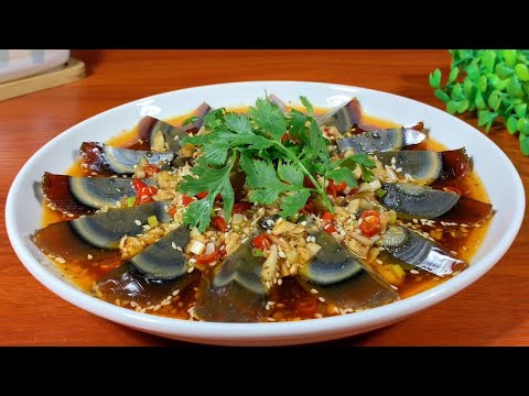 The chef will teach you to make Century egg with cold sauce in three minutes,