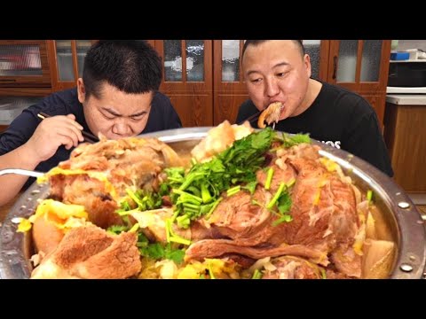 A Qiang ate Northeastern pickled cabbage like crazy! 3 pounds of pork elbow and pork belly!
