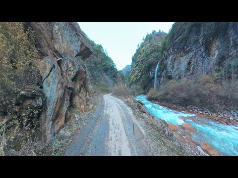 A small village isolated in the deep mountains of Sichuan, with beautiful scenery along the way.