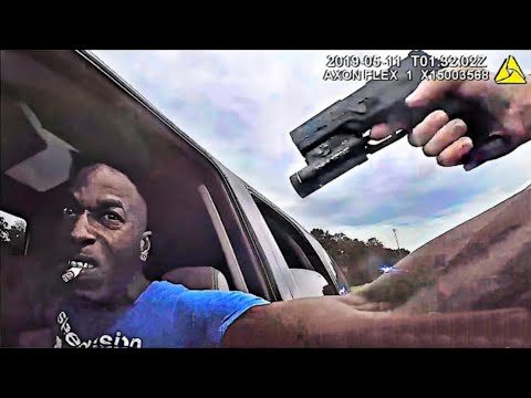 هذا ما يحدث عندما تواجه الشرطة رجل عصابات حقيقي