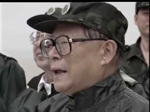 江泽民和曾庆红、温家宝、王沪宁四个人一起在抗洪抢险第一线，九江大堤鼓舞全体老百姓和官兵的影像，长者冒雨前往大坝视察，和军队一起防止决堤，顶着大雨抗洪【下方附送《江泽民传记》海外无删节完整版PDF下载】