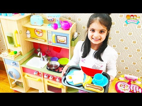 Cutie Play makes Breakfast for Mummy with favourite Toys for Girls | Katy Cutie Show