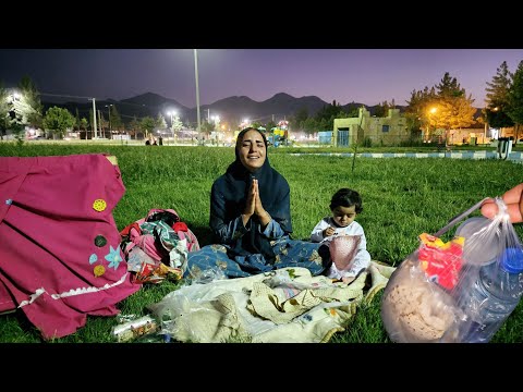 "A displaced woman and child who sleep at night in the park"💔🙏
