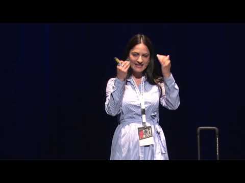 Ταξιδεύοντας, άλλαξα κυρίως προοπτική όχι παραστάσεις. | Maria Kofou | TEDxUniversityofPiraeus