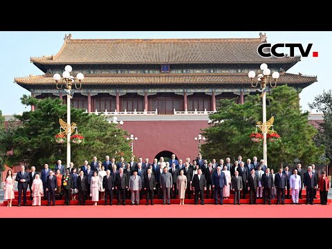 习近平和彭丽媛迎接外方代表团团长及其配偶 | CCTV