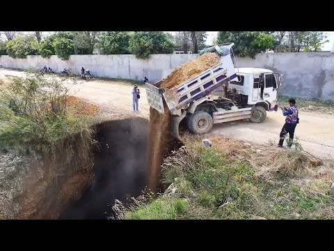 A new project has begun! Paddy field filling using a Mitsubishi Mini bulldozer with a 5-ton truck