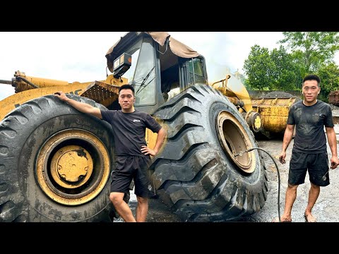 Auto repair: how a talented mechanic changes the tire of a giant 30-ton excavator