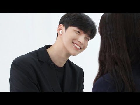 [ENG CC] Can teenage girls stay indifferent in front of a hot guy?