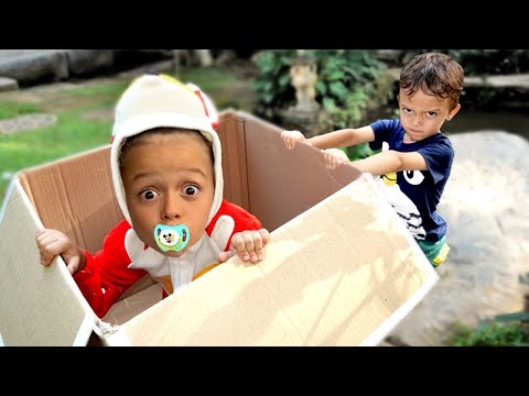 Марк шутит и играет с маленьким