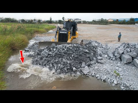 Wonderful  Bulldozer SHANTUI Pushing Massive Stones for Embankment Build By Truck 25.5Ton