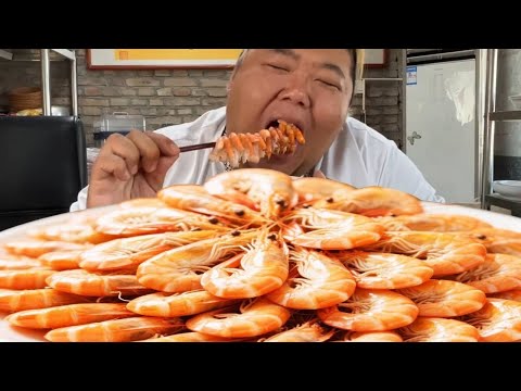 Brother Monkey bought 20 kilograms of steamed shrimps and ate them right away!