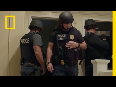 Zamówili nielegalne tłumiki do broni — chwilę później odwiedziła ich policja! | Złapać przemytnika