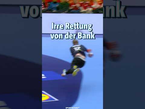 Flugshow von Dänemarks Torhüter Emil Nielsen | Sportschau #shorts