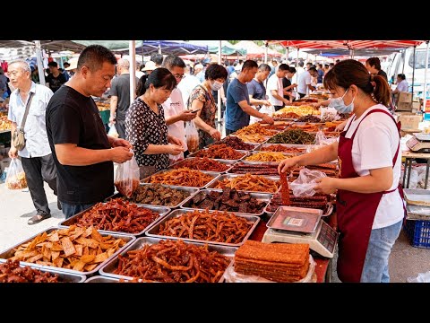中国济南市区最热闹的大集市，山东街头经典美食，香煎深海鱼，超大山东煎饼，色泽红亮的卤鸭货，鸡蛋煎饼，莱芜油酥饼，小米面窝窝头，皮脆馅大的壮馍，淄博肉烧饼，芝麻烧饼，蜂蜜吊炉烧饼，道口风干鸡，油炸蚕蛹