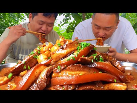 10 catties of pork  my younger brother makes ”specialty braised pork”  not greasy  one bite at a ti