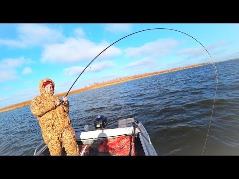 Я НЕ МОГУ ЕГО ВЫТАЩИТЬ! МОЖЕТ ЭТО ОСЁТР?! УДОЧКУ ВЫРЫВАЕТ ИЗ РУК! НА РЫБАЛКУ С ЖЕНОЙ. Зимняя рыбалка