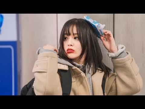 بنت قبيحه بيُعجب بيها اوسم طالب فالمدرسه لكنها مبتعبرهوش وبتُعجب هي بشاب تاني بيحب واحده تالته خالص