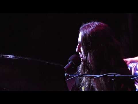 Sara Bareilles gives impromptu performance in Cleveland