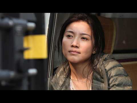 她報警抓出軌的老公，導致對方失去工作，直接跳河自殺！豆瓣27萬人打出8.6分，34分鐘看完2012年國產電影《萬箭穿心》