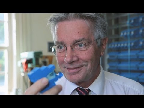 Horst Konrad Zuse zeigt seinen Nachbau der legendären Z3