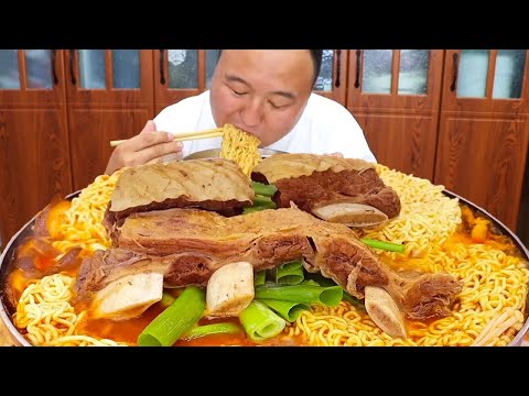 The old father-in-law sent 10 catties of beef ribs  and A Qiang made ”stewed beef ribs noodles”. Th