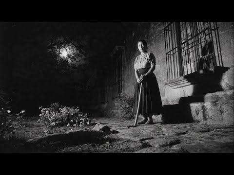 (1953, Guanajuato) Doña Adela — Enterraba a sus hijos en el jardín y les cantaba