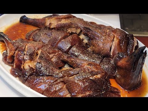 絕對係一位出色的油鷄從業員，熱辣辣脆皮#陳皮燒鵝，肥美焦糖#叉燒 肥美#油鷄 皮脆肉嫩油花香，妙齡#燒鵝 八年#陳皮 ，上品#燒乳豬 #探店 #太極師傅 #燒臘 香港燒鵝排名 #茶餐廳 #香港美食