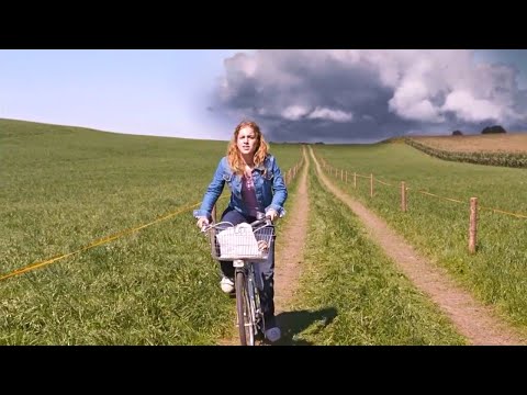 На город движется радиоактивное облако, а 17- летняя девушка осталась совсем одна