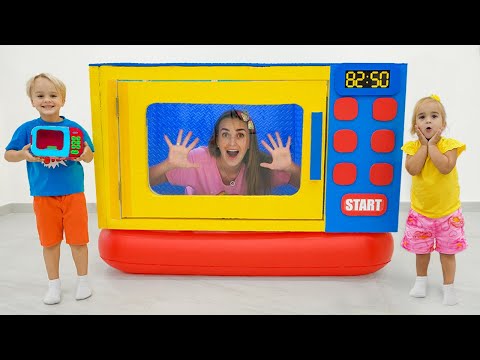 Alice and Mom pretend play with toy microwave