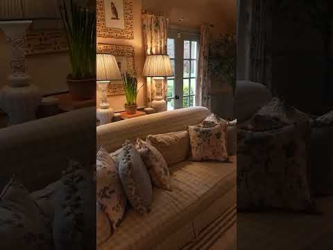 Interior designer Brittany Bromley welcomes @homeworthy into her 1790 Colonial home in New York. ❤️